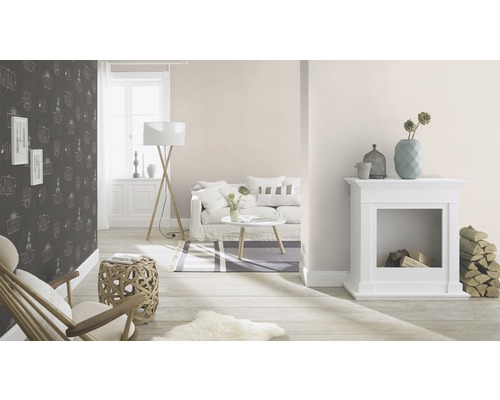 Vardagsrum med soffa, bord, golvlampa, dekorativ öppen spis och mönstrad tapet