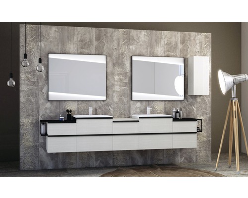 Badrum med dubbla handfat, upplysta speglar och förvaringsskåp