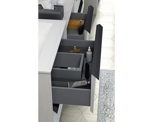 Badrumskommod med öppna lådor för förvaring av badrumsartiklar