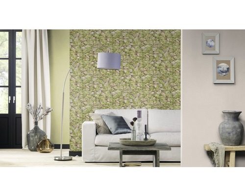 Vardagsrum med soffa, golvlampa och tapet med stenmönster