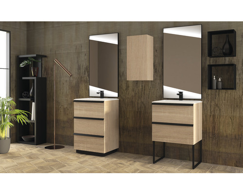 Ljust badrum med handfat, speglar, förvaringsskåp och dekoration