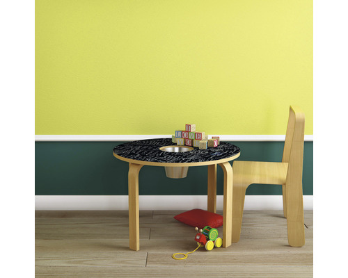 Barnsittgrupp med runt bord, stol, leksaksklossar och leksakståg i barnrummet