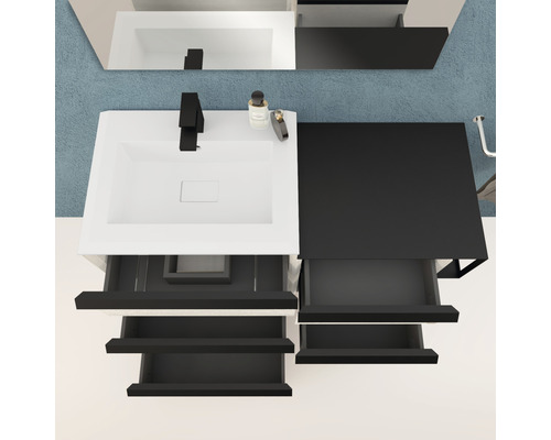 Badrumsscen med handfat, kran, spegel och öppna lådor