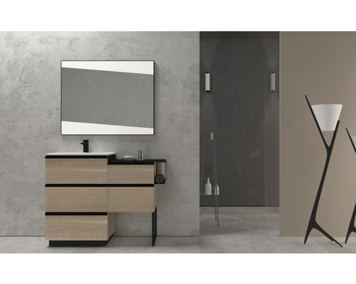 Badrum med tvättställsskåp, spegel, armatur och tillbehör framför en grå vägg