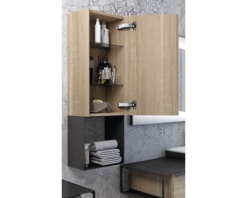 Badrum med öppet träspegelskåp och svart hylla