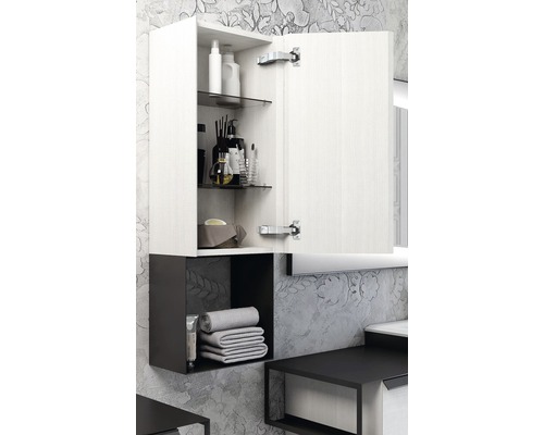 Öppet badrumsskåp med hyllor och handdukar