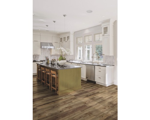 Ljust kök med köksö, sittplatser och trägolv