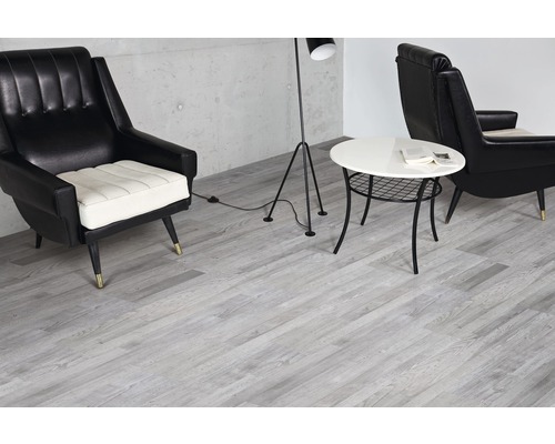 Interiörscen med vinylgolv, fåtöljer och sidobord