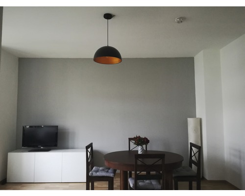 Vardagsrum med matbord och hänglampa