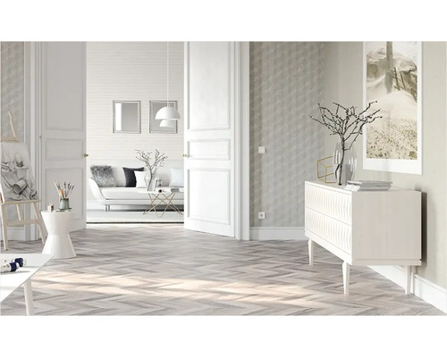 Ljust rum med fiskbensparkett, byrå och konststudio