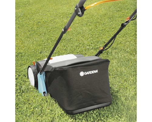 Gardena gräsklippare med uppsamlare i gräset