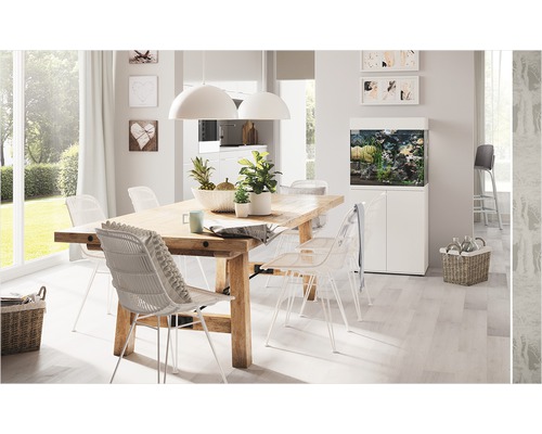 Ljus matplats med träbord, rottingstolar, transparenta stolar och akvarium