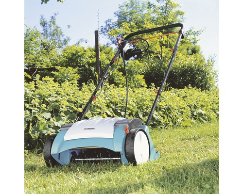 Gardena Elektrisk gräsmatteluftare på en gräsmatta