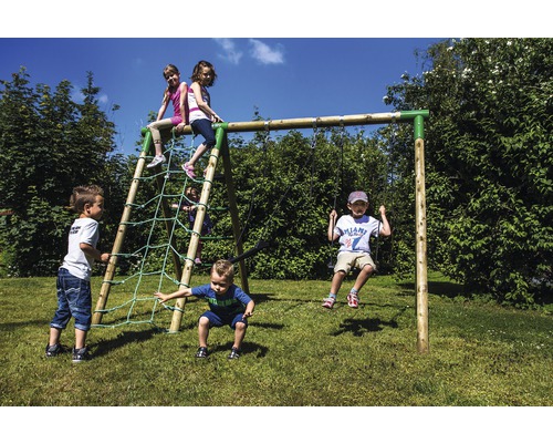 Barn leker på en lekplats med gunga och klätternät.