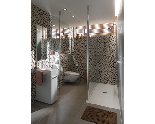 Ljust badrum med mosaikplattor, duschkabin, toalett och tvättställ