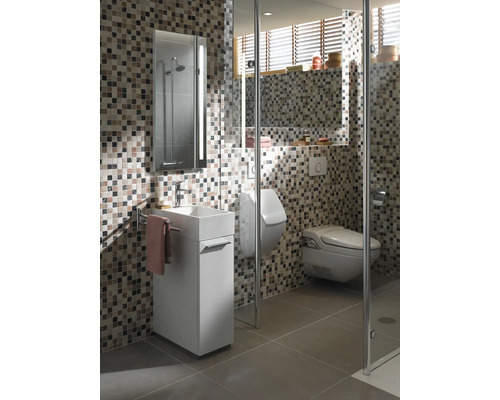 Modernt badrum med mosaikplattor, tvättställ, spegelskåp och duschkabin