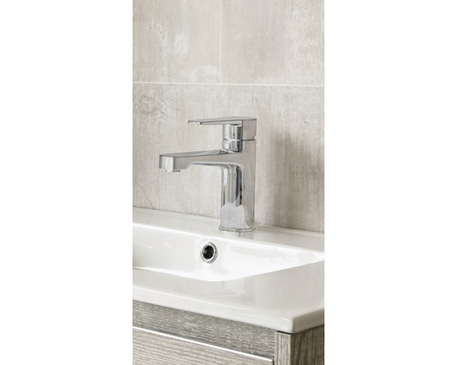 Tvättställ med blandare i badrummet