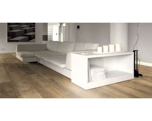 Ljust vardagsrum med laminatgolv, soffa och sidobord