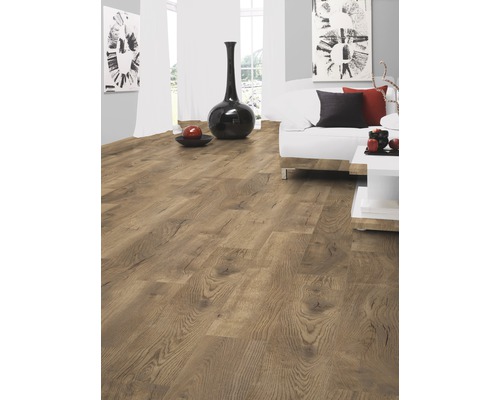 Vardagsrum med laminatgolv i träutseende, soffa och dekoration