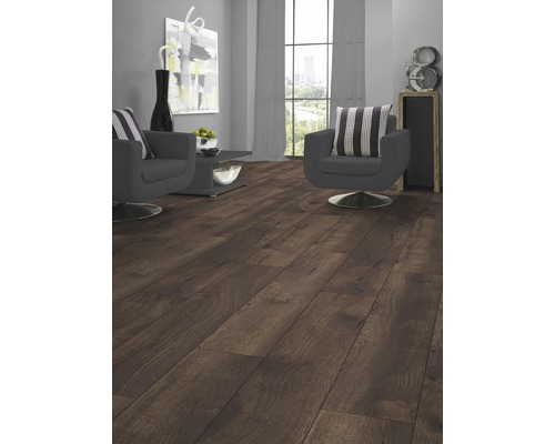 Vardagsrum med laminatgolv i träutseende, fåtöljer och fönsterparti