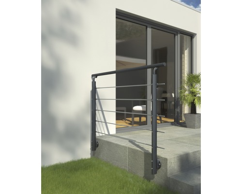 Metallräcke framför en altandörr.