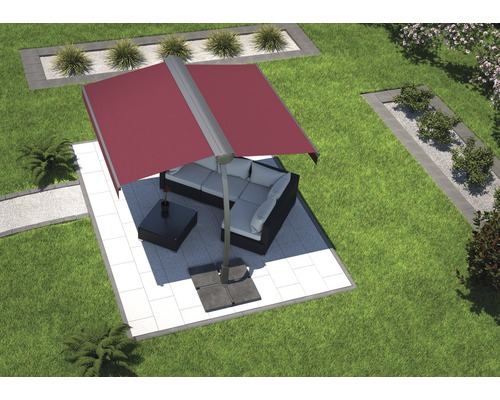 Scen med hängparasoll, utemöbler och trädgårdsdesign