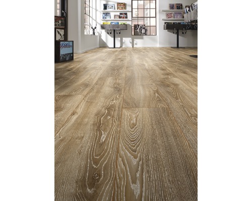 Lagt laminat i ett ljust rum