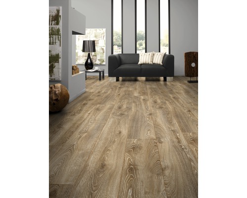 Vardagsrum med laminatgolv, soffa och dekoration