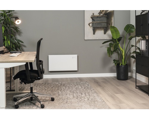 Kontor med skrivbord, kontorsstol, radiator, krukväxt och dekoration för en trevlig arbetsmiljö