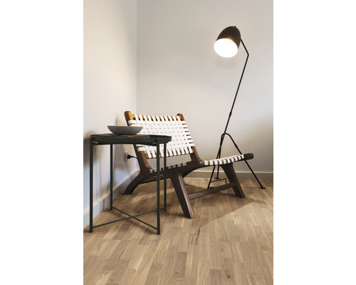 Rumsscen med fåtölj, golvlampa och sidobord