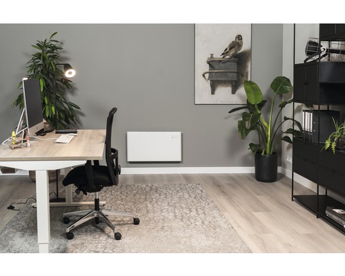 Kontor med skrivbord, kontorsstol, element och dekoration