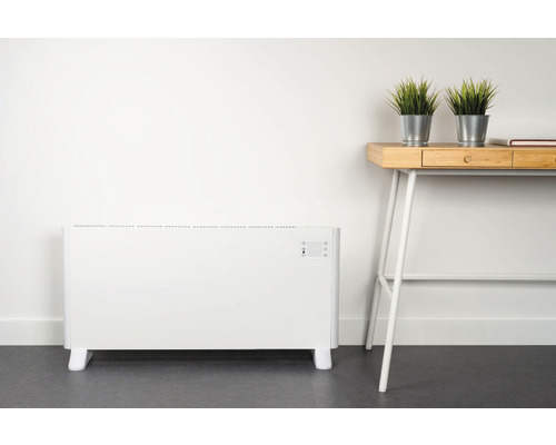 Elektriskt element bredvid ett skrivbord med dekoration