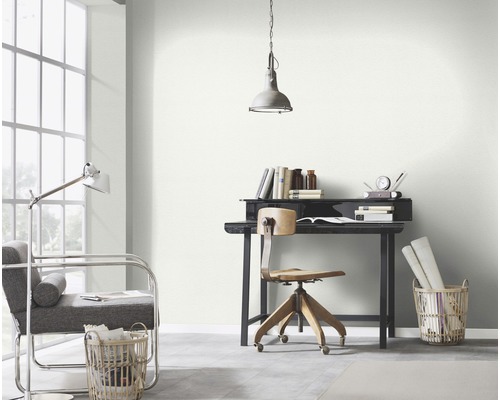 Ljust arbetsrum med skrivbord, stol, lampa och dekoration