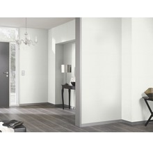 Ljust rum med dörr, ljuskrona och trägolv.