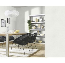 Matsal med matbord, stolar, hänglampa och hylla