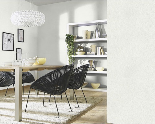 Matsal med matbord, stolar, hänglampa och hylla