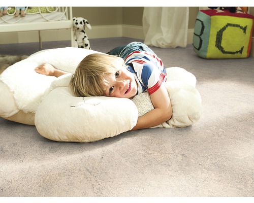 Barnrum med korkgolv och barn på en kudde