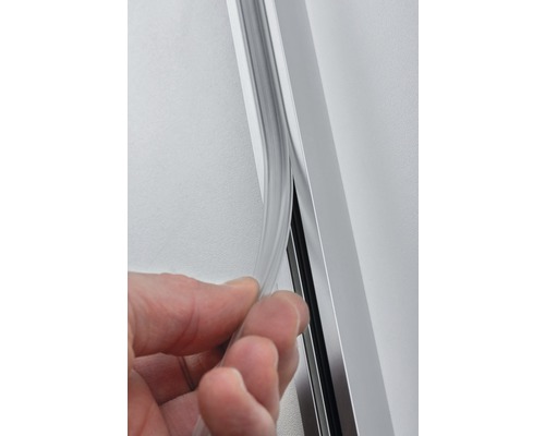 Hand leder tätningsprofil in i en aluminiumprofilskena