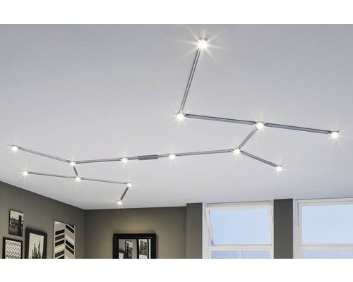 Taklampa med vridbara spotlights i vardagsrummet