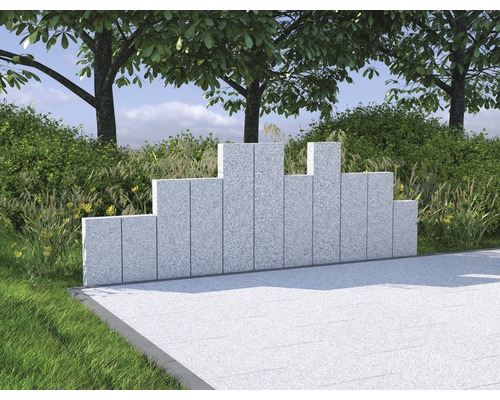 Trädgårdsvy med vindskydd av sten