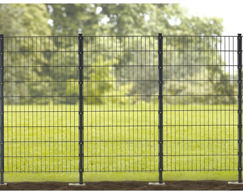 Dubbeltrådsstängsel med stängselstolpar i trädgården
