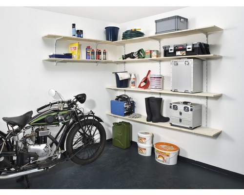 Garage med hyllsystem, verktyg och motorcykel