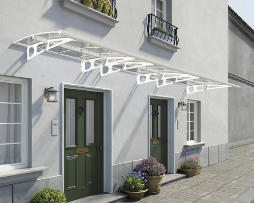 Fasad av ett hus med ett tak över två ytterdörrar