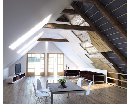 Ljust vindsrum med takfönster, träbjälkar och delvis synlig takisolering
