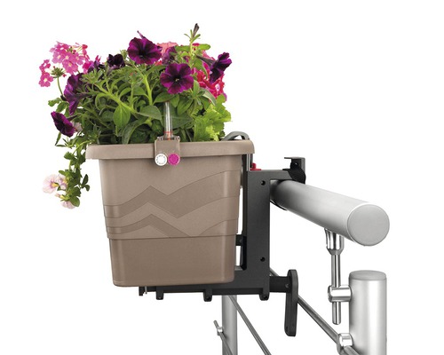 Blomlåda med fäste på ett räcke med blommor