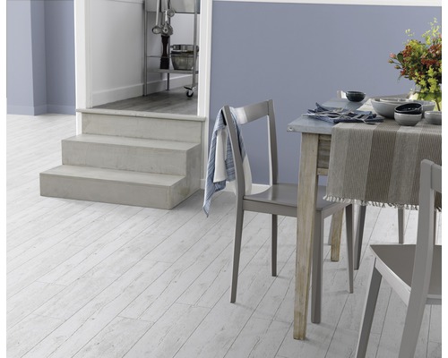 Matsal med bord, stolar och ljust trägolv