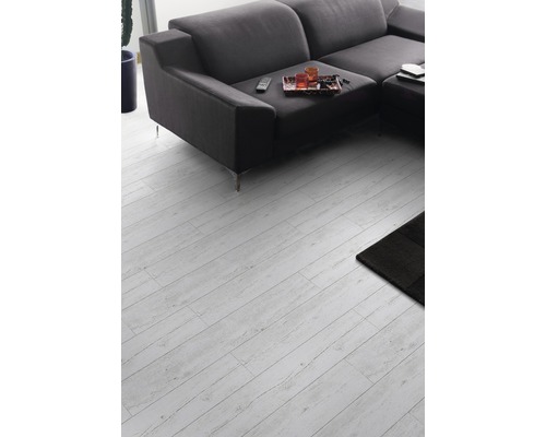 Vardagsrum med soffa och ljust trägolv