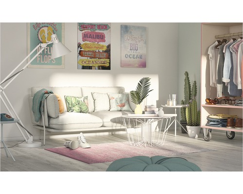 Vardagsrum med soffa, soffbord, golvlampa, matta, dekorationer, tavlor och garderob.