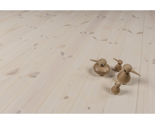 Ljust trägolv med träfigurer