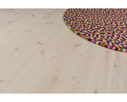 Trägolv med färgglad rund matta
